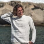 Dryžuoti vasariniai vyriški lininiai marškiniai užraitytomis ilgomis rankovėmis